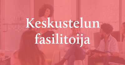 Fasilitaattorit ovat avainasemassa rakenteen, selkeyden ja etenemisen luomisessa kokouksissa, työpajoissa ja prosesseissa, joissa yhteistyö on keskiössä. Toimiessaan neutraaleina keskustelunvetäjinä he auttavat ryhmiä saavuttamaan yhteisiä tavoitteita, tekemään päätöksiä ja hyödyntämään osallistujien osaamista tehokkaasti. Taitava fasilitaattori esittää oikeita kysymyksiä, hallitsee dynamiikkaa ja luo turvallisen ilmapiirin, jossa jokainen ääni tulee kuulluksi. Heitä käytetään usein strategiatyössä, muutosprosesseissa, innovaatiopäivissä tai poikkitoiminnallisissa projekteissa, joissa tulos perustuu hyvään vuoropuheluun ja selkeään suuntaan. Täältä löydät kokeneita fasilitaattoreita, jotka osaavat ohjata niin monimutkaisia keskusteluja kuin luovia prosesseja innostavasti ja tarkasti.
