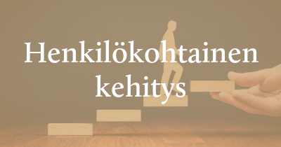 Henkilökohtainen kehitys tarkoittaa ihmisenä kasvamista – itsensä johtamisen vahvistamista, tietoisuuden lisäämistä ja tasapainon löytämistä suorituskyvyn ja hyvinvoinnin välillä. Henkilökohtaisen kehityksen asiantuntijat innostavat pohtimaan, muuttumaan ja ottamaan konkreettisia askelia kohti merkityksellisempää ja tavoitteellisempaa elämää. He käsittelevät teemoja kuten itsetunto, motivaatio, stressinhallinta, elämänvalinnat ja sisäiset ajurit. Asiantuntijoita kutsutaan usein kick-offeihin, työyhteisöpäiviin ja koulutuksiin, joissa keskitytään yksilön potentiaaliin ja hyvinvointiin. Henkilökohtaisen kehityksen puhujan varaaminen voi tuoda uutta energiaa, lisätä itsetuntemusta ja tarjota käytännön työkaluja sekä työ- että yksityiselämään. Monet puhujat ovat valmentajia, terapeutteja tai ihmisiä, joilla on vahvoja elämänkokemuksia ja aito tapa inspiroida. Tämäntyyppinen luento voi avata ovia uusiin näkökulmiin ja pitkäkestoiseen muutokseen.