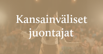Kansainväliset juontajat tuovat lavalle ainutlaatuisen yhdistelmän karismaa, kielellistä monipuolisuutta ja kulttuurista ymmärrystä, mikä tekee heistä ihanteellisia kansainvälisiin tapahtumiin. He osaavat sitouttaa monimuotoisia yleisöjä ja liikkua sujuvasti monikielisissä ympäristöissä, tarjoten saumattoman ja ammattimaisen kokemuksen koko ohjelman ajan. Kokeneen kansainvälisen juontajan varaaminen nostaa konferenssisi, gaalasi tai yritystilaisuutesi laatutasoa tuomalla siihen energiaa, rakennetta ja hiottua esiintymistä. Nämä kokeneet juontajat mukautuvat vaivattomasti eri formaatteihin – live-, hybridi- tai virtuaalitilaisuuksiin – ja luovat lämpimän tunnelman, joka puhuttelee yli rajojen. Heidän läsnäolonsa ei ainoastaan lisää yleisön osallistumista, vaan vahvistaa myös tapahtumasi kansainvälistä vetovoimaa.